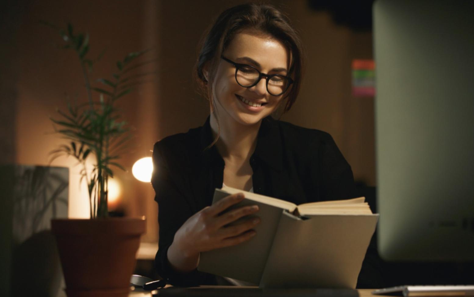 Teamarbeit bei gilanovorxe im Büro mit Blick auf Finanzunterlagen